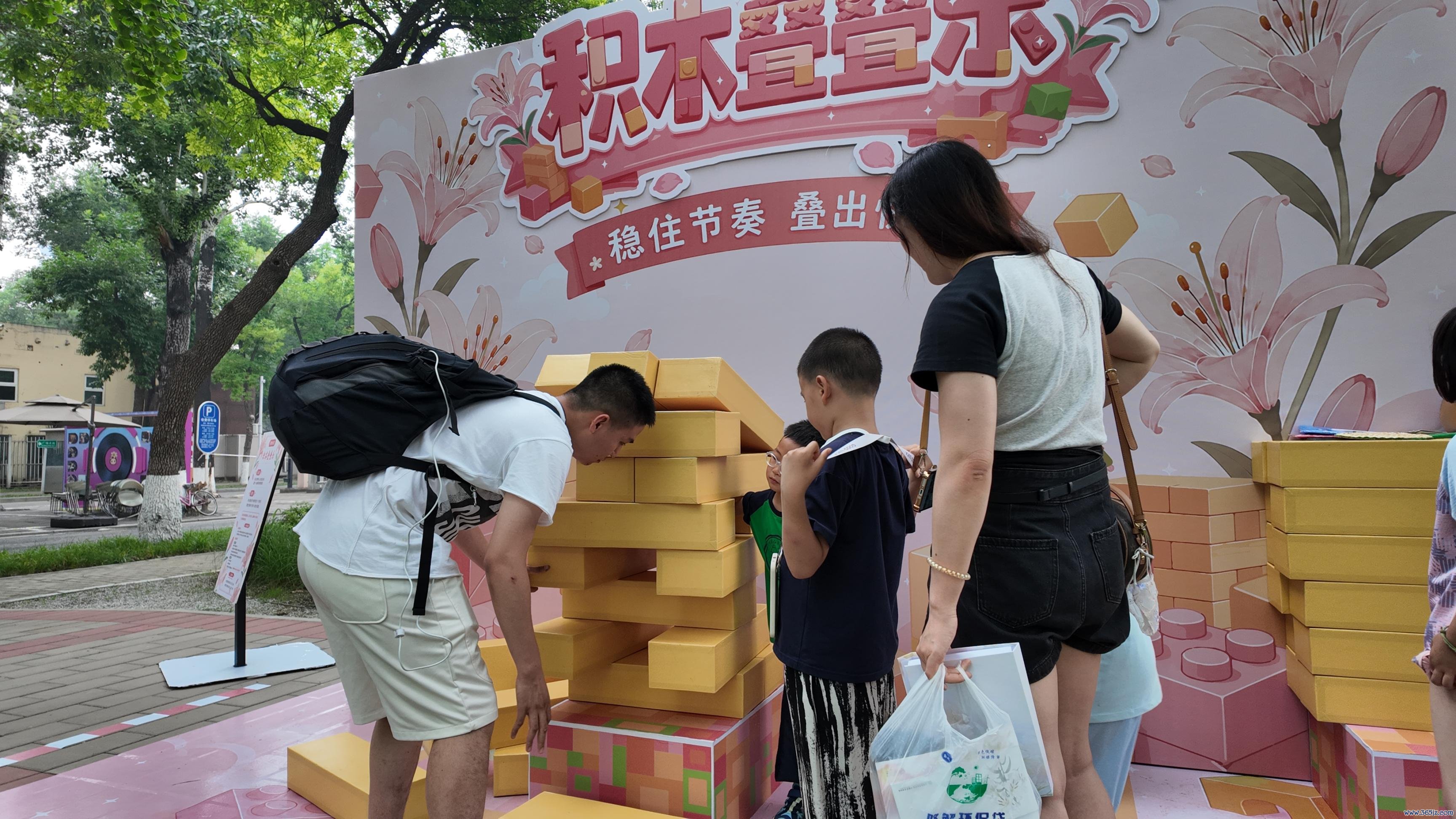 百合花节现场,孩子们正在积木叠叠乐。东说念主民网记者 欧阳易佳摄