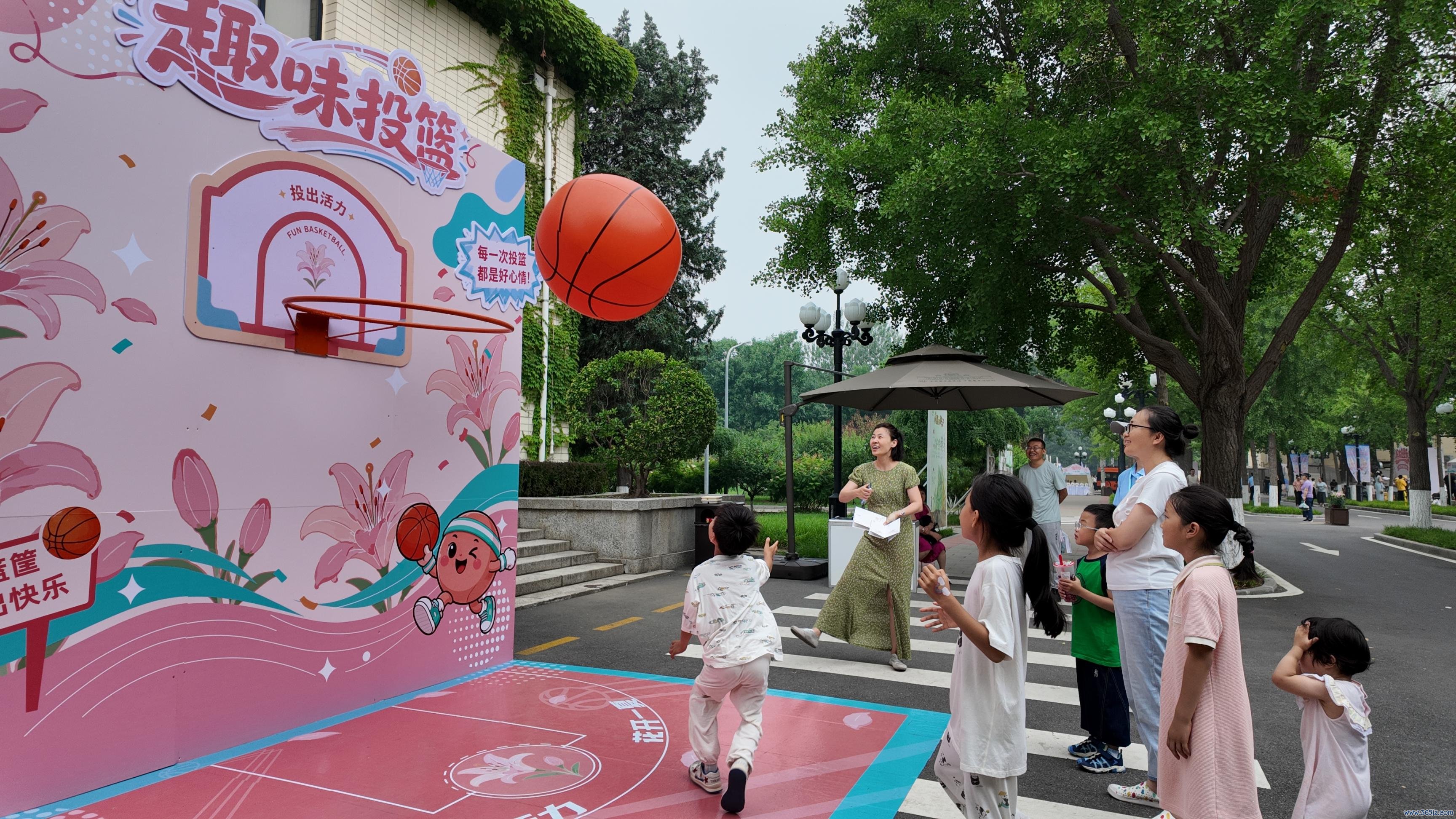 百合花节现场,孩子们正在真谛真谛投篮。东说念主民网记者 欧阳易佳摄